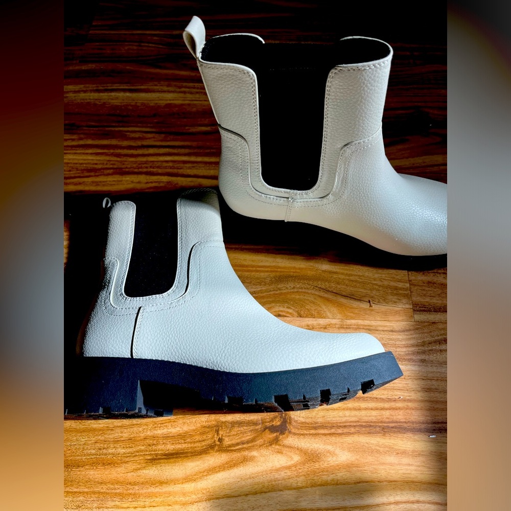 Ladies size 9 - old navy ankle booties. - worn once just not my style.